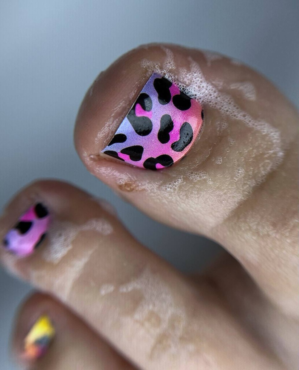 ПЛЕНКИ_ДЛЯ_ПЕДИКЮРА_IBDI_NAILS_111_RAINBOW_LEO