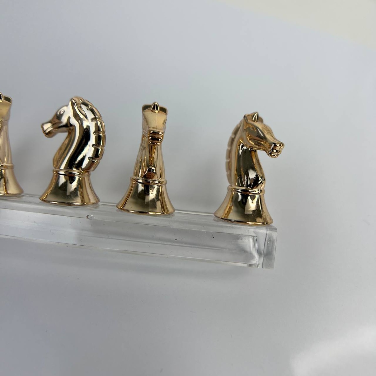 лошадь брон